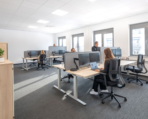 Sitzen oder Stehen am ergonomischen Arbeitsplatz - Fotoshooting für Palmberg bei der abilis-IT group Stutensee